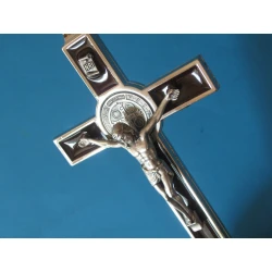 Krzyż metalowy z medalem Św.Benedykta 12,5 cm Wersja Lux brązowy